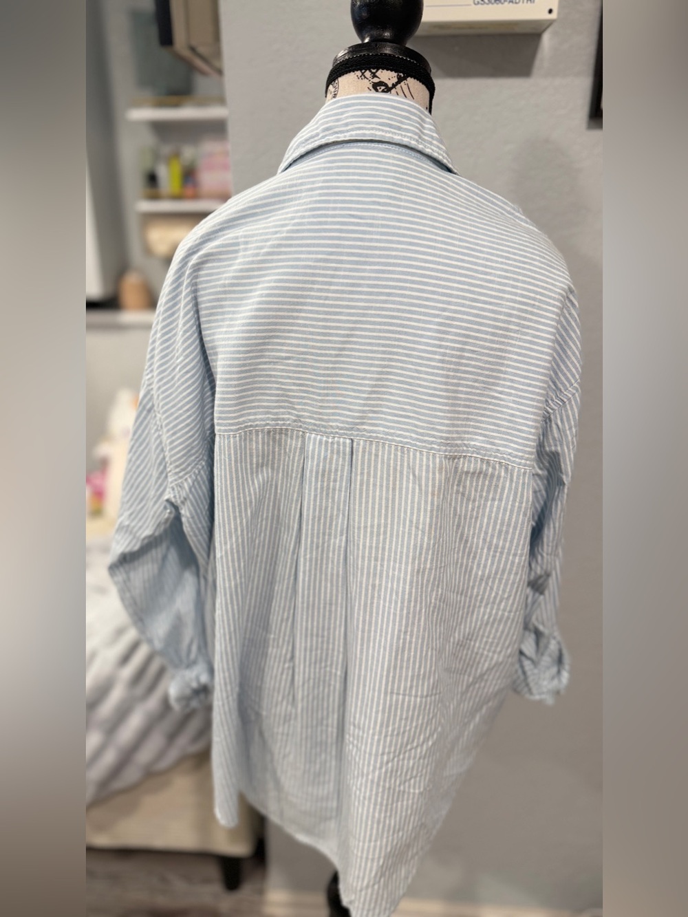 American Eagle Women’s Oversized Button Down Shirt Medium Blue White Stripe NWOT - Picture 4 of 6